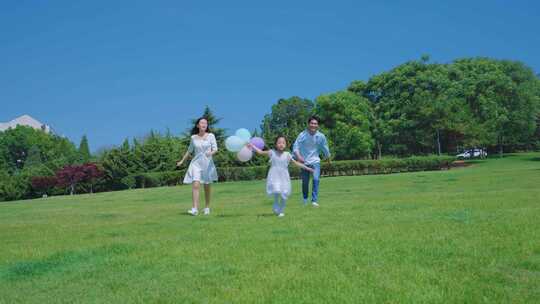 亲子游玩 气球 奔跑 幸福一家人