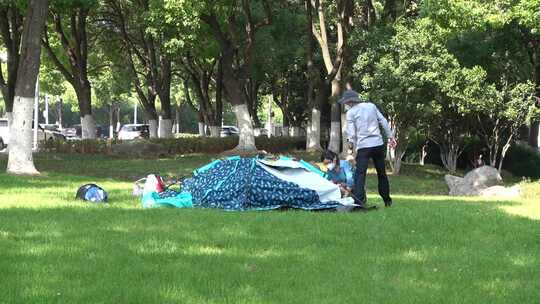 情侣在公园搭建帐篷视频素材模板下载