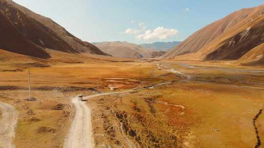 在高加索山脉的风景区飞越白色旅游车