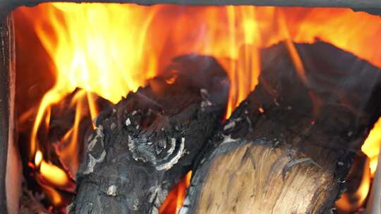 燃烧的柴火 锅底燃烧的木头