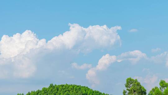 青山绿树与蓝天白云自然风光延时摄影