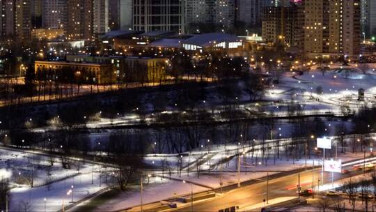 黎明时分从上面俯瞰冬季城市公园。昼夜延时