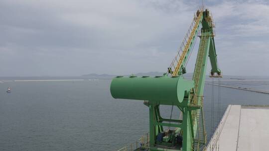 港口塔吊吊车码头视频素材模板下载