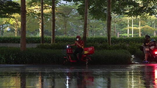 雨中的外卖员