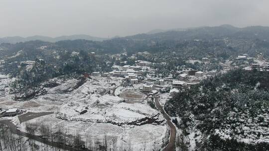 航拍南方丘陵山川森林美丽乡村雪景