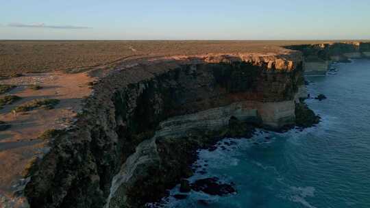 南澳大利亚早上纳拉伯悬崖的后鸟瞰图。无人