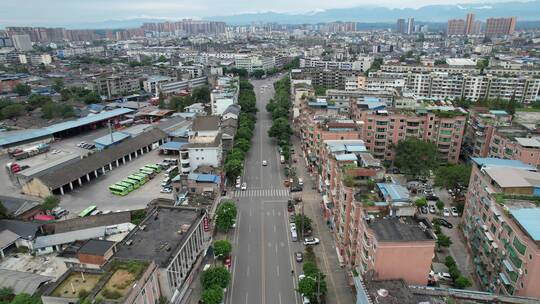 俯瞰城市静默管理十字路口街道寥寥车辆横移