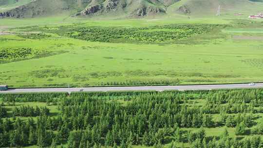 【航拍】草原天路  草原公路上行驶的汽车