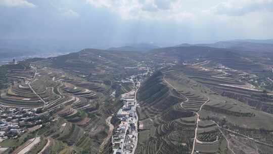 西北高原大山沟壑中的居民居住地航拍