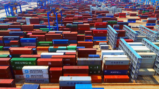 4k航拍青岛港集装箱码头塔吊林立宣传片