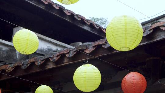 福清东关寨院落中挂着喜庆的彩色灯笼
