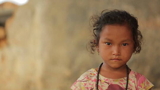 尼泊尔小女孩看着镜头