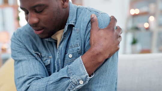 问题、肩痛和沙发上的黑人患有关节炎、受伤