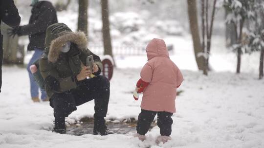 雪地里快乐拍照的家人