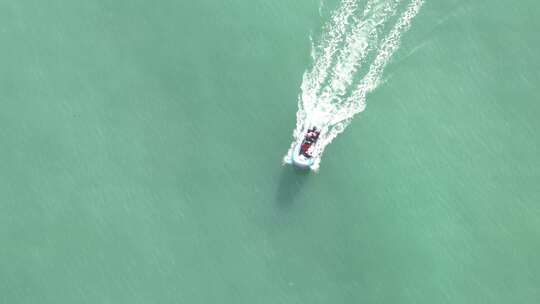 航拍俯瞰威海国际海水浴场海面航行快艇