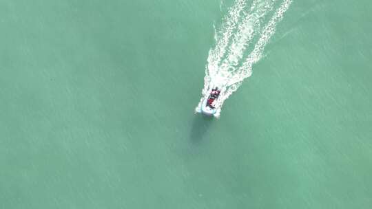 航拍俯瞰威海国际海水浴场海面航行快艇视频素材模板下载