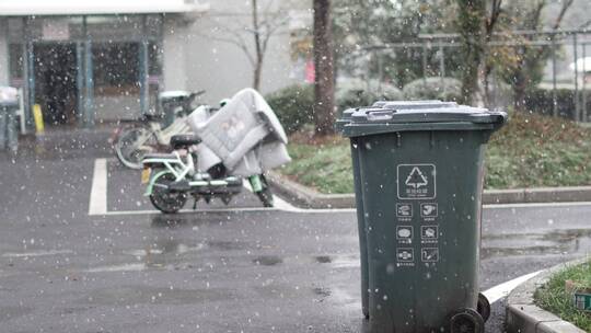 下雪天的寝室楼下