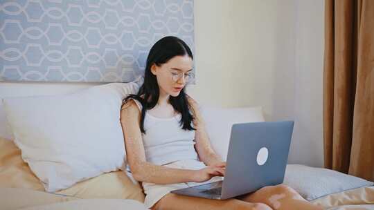 白癜风，卧室，床，笔记本电脑