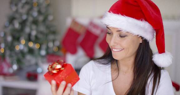 女人微笑着打开圣诞礼物