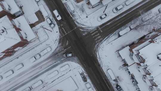 航拍下雪后城市十字路口