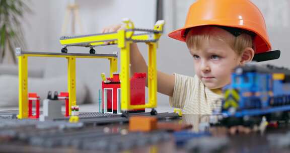 小男孩用玩具扮演建筑工人