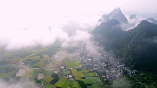 秋天的早晨桂林喀斯特地貌山间的村庄和稻田