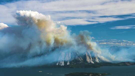 火山口浓烟