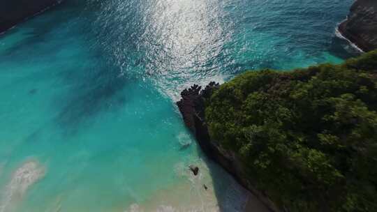 FPV穿越机无人机航拍大海森林海岛蓝天白云