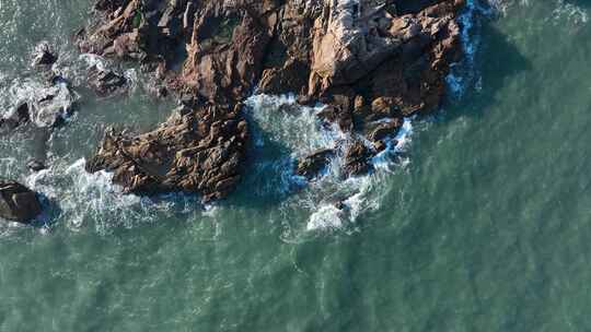 俯拍海岸礁石沙滩海水拍打岩石浪花潮水冲刷