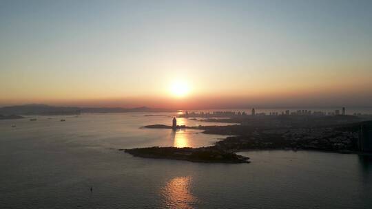 夕阳下的青岛海滨与城市海东大厦