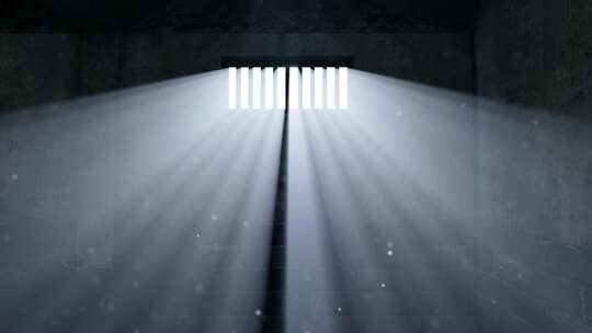 阳光透过冰冷阴暗的监狱窗户形成光斑