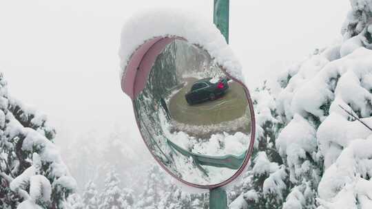 雪天弯道反光镜中的车辆景象