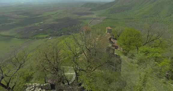 山上空中的石头建筑