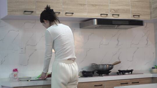 漂亮女人在厨房端菜1视频素材模板下载