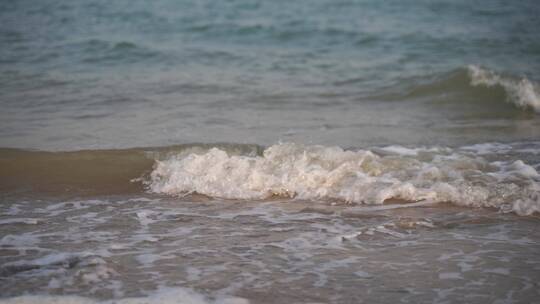 浪花特写海浪海水冲击沙滩浪花泡沫