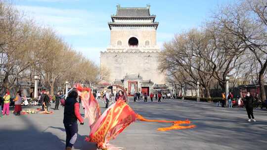 北京冬天钟鼓楼人文景观舞龙表演慢镜头
