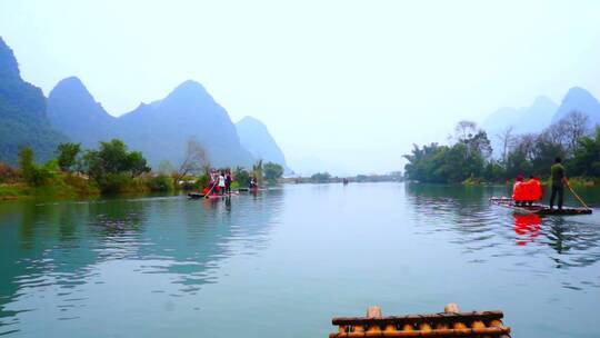 广西桂林阳朔遇龙河漂流第一视角竹筏沉浸式