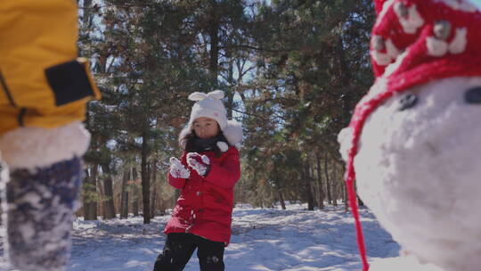 快乐儿童在雪地里打雪仗