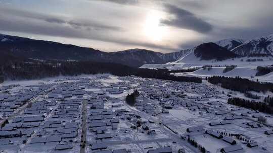 航怕冬季新疆禾木小镇 白雪皑皑 木屋小镇