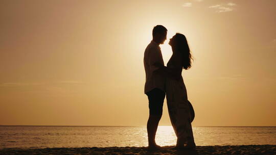 夫妇在日落时亲吻视频素材模板下载