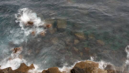 浪花拍打着水中的岩石视频素材模板下载