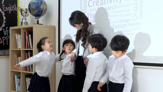 年轻的英语老师给小学生上课