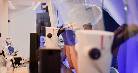 临床胚胎学家在显微镜下检查样本的实验室工