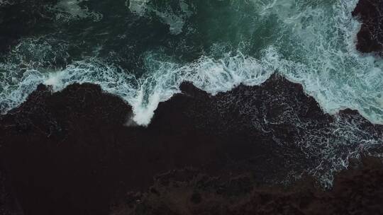 航拍海浪拍打着海滩