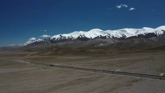 昆仑山脉背景下的青藏铁路线火车航拍视频素材模板下载