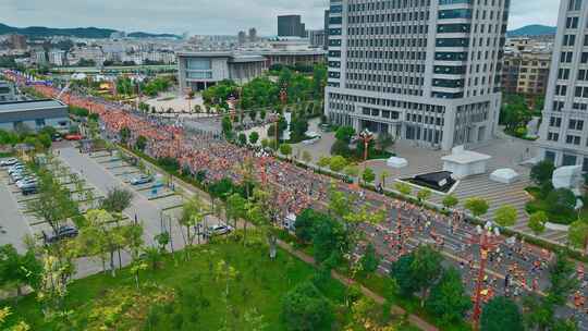 云南体育文旅楚雄马拉松赛道运动员跑者开跑