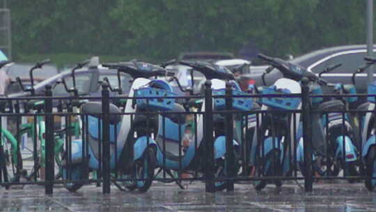 雨天 街景 雨滴 水花 城市视频素材模板下载