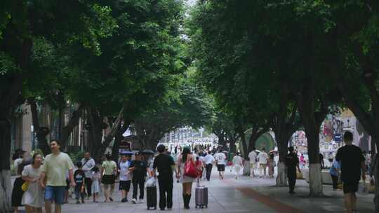 重庆步行街行人