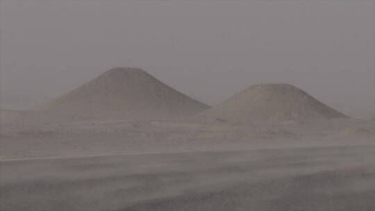 新疆沙尘天气 山坡和路面交汇处的风沙 流动视频素材模板下载