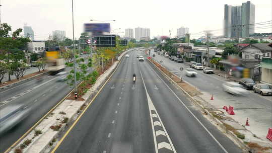 驾驶人士在交通两旁的三车道道路和两车道本